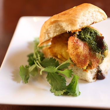 用酸辣酱和香料的土豆油条在面包上