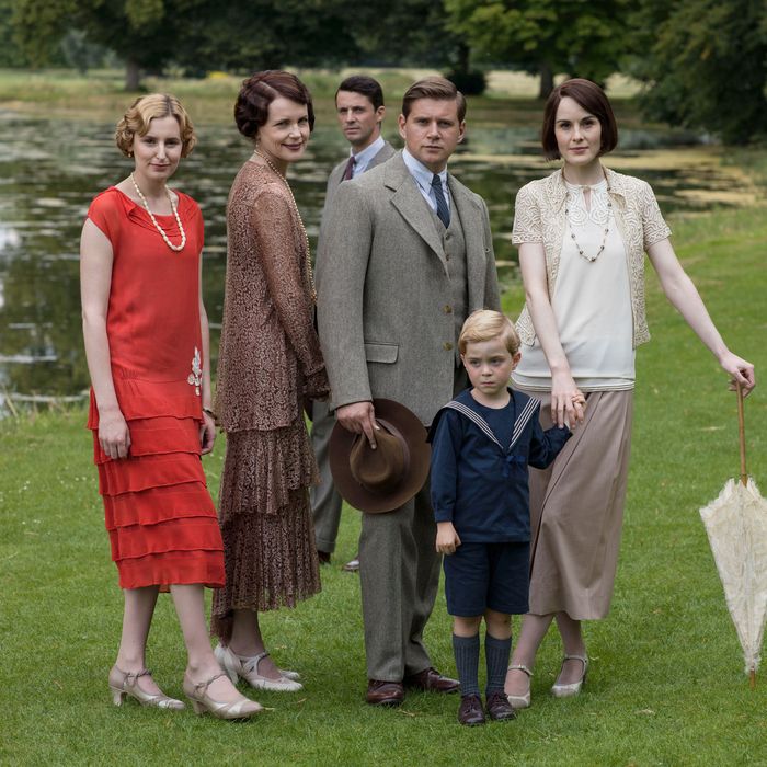 Downton AbbeySeries Finale Airs Sunday, March 6, 2016 on MASTERPIECE on PBS Shown from left to right: Laura Carmichael as Lady Edith, Elizabeth McGovern as Cora, Countess of Grantham, Matthew Goode as Henry Talbot, Allen Leech as Tom Branson, Zac/Oliver Barker as Master George, and Michelle Dockery as Lady Mary (C) Nick Briggs/Carnival Film & Television Limited 2015 for MASTERPIECE This image may be used only in the direct promotion of MASTERPIECE CLASSIC. No other rights are granted. All rights are reserved. Editorial use only. USE ON THIRD PARTY SITES SUCH AS FACEBOOK AND TWITTER IS NOT ALLOWED.