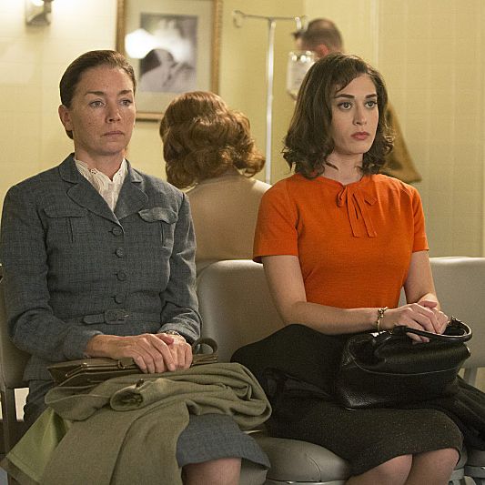 Julianne Nicholson as Dr. Lillian Depaul and Lizzy Caplan as Virginia Johnson in Masters of Sex (season 2, episode 5) - Photo: Michael Desmond/SHOWTIME - Photo ID: MastersofSex_205_1493