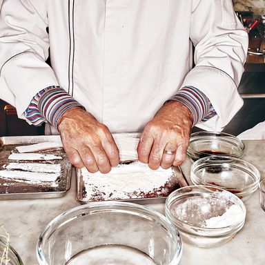 用面粉挖掘沙丁鱼…