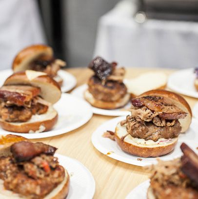 猪肉Palooza汉堡：伯克希尔猪脸颊汉堡，蜜饯樱桃烟熏猪肚，拉猪肉馅，红洋葱泡菜和烟熏dijonnaise。