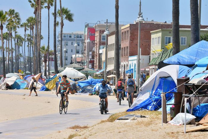Venice Homeowners Fight Against Housing Homeless Residents
