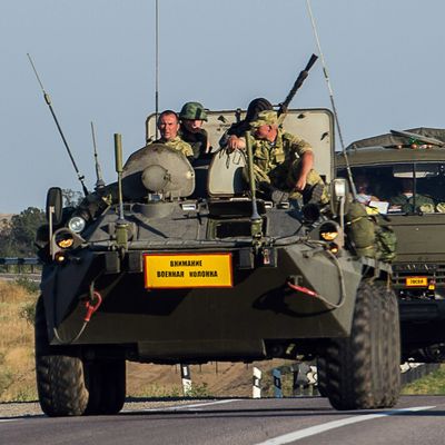 A Ruissian armoured personnel carrier (APC) leads a column of military vehicles on a road near the town of Kamensk-Shakhtinsky in the Rostov region, some 30 km from the Russian-Ukrainian border, on August 15, 2014. Ukrainian officials were preparing to inspect a massive Russian 