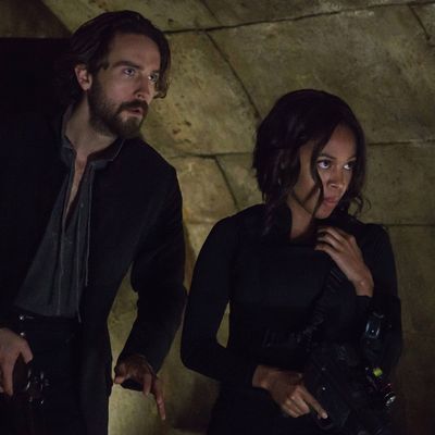 SLEEPY HOLLOW: L-R: Tom Mison and Nicole Beharie in “Novus Ordo Seclorum” episode of SLEEPY HOLLOW airing Thursday, Nov. 19 (9:00-10:00 PM ET/PT) on FOX. ©2015 Fox Broadcasting Co. Cr: Tina Rowden/FOX.