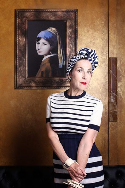 戴着复古的丝绸头巾，搭配渡边淳弥的裙子和杜嘉班纳的上衣。