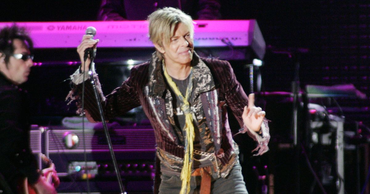 Watch David Bowie Perform 'Heroes' at His Last Full Concert in 2004