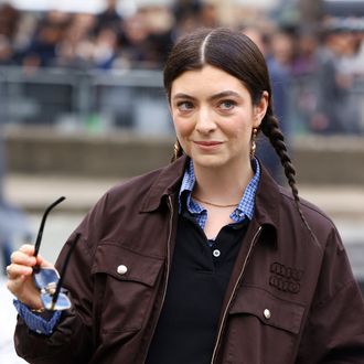 Miu Miu : Outside - Paris Fashion Week - Womenswear Fall/Winter 2024-2025