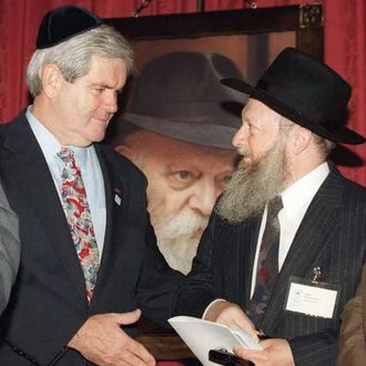 Speaker of the US House of Representatives Newt Gingrich (L) prepares to shake hands with Rabbi Moshe Herson (R) after presenting a Congressional Gold Medal during ceremonies on Capitol Hill in Washington, DC, 28 June 1995. The medal is given in honor of the late spiritual leader Lubavitcher Rebbe, Rabbi Menachem Mendel Schneerson, (Photo-C) who died last year.