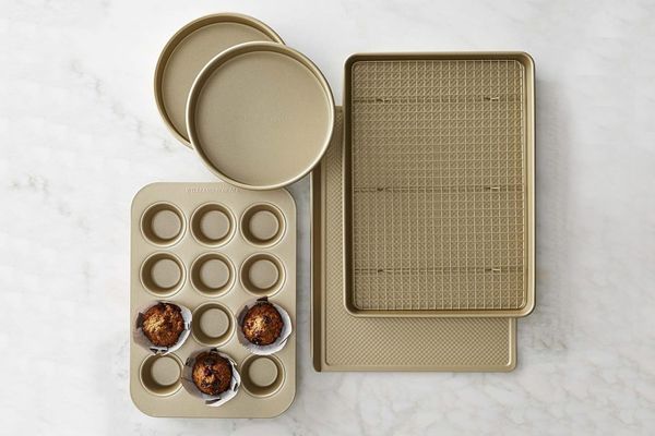 Williams Sonoma Goldtouch Nonstick 6-Piece Essentials Bakeware Set