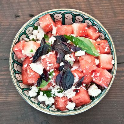 西瓜沙拉，罗勒，意大利乳清干酪和红洋葱。