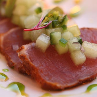香酥金枪鱼配蜜瓜、鳄梨和辣椒油。