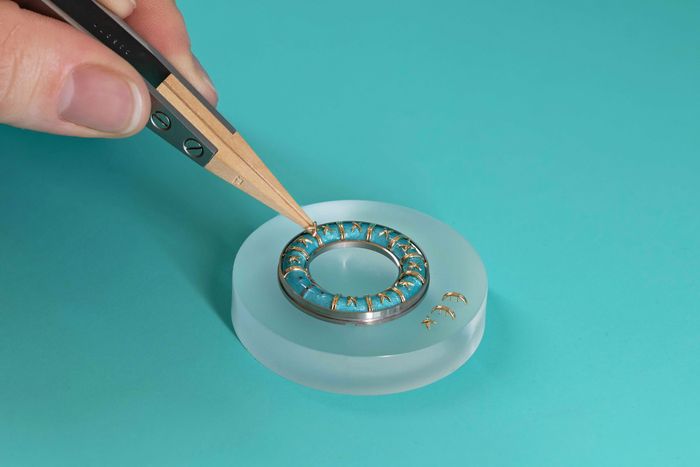 Détail des points de croix en or sur une montre Tiffany