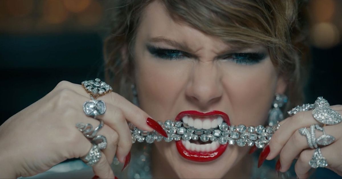 泰勒絲 (Taylor Swift) 在新歌“看看你讓我做了什麼”音樂視頻中宣布老泰勒已死