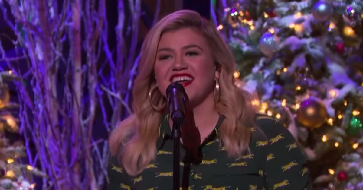 Kelly Clarkson Covers Christmas Baby Please Come Home WATCH