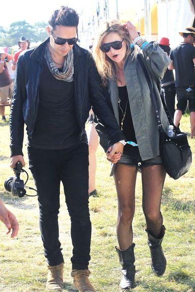 GLASTONBURY, ENGLAND - JUNE 25:  Jamie Hince and Kate Moss attend Glastonbury Festival at Worthy Farm on June 25, 2010 in Glastonbury, England.  (Photo by Danny Martindale/WireImage)