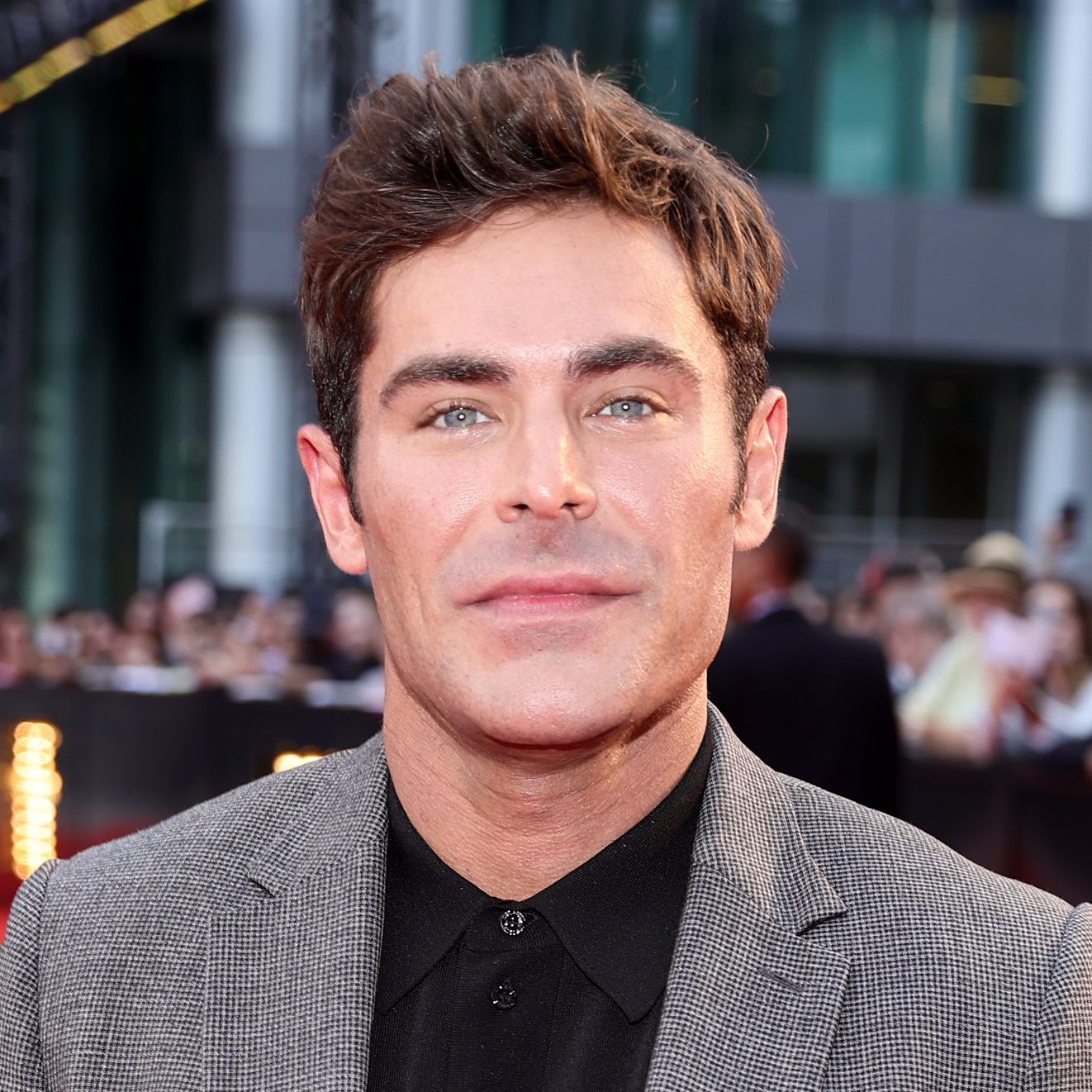 håndtag Inficere mus eller rotte Zac Efron Says He 'Almost Died' After Shattering His Jaw