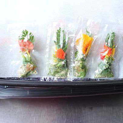 为晚餐服务打包的鲜花和装饰品。