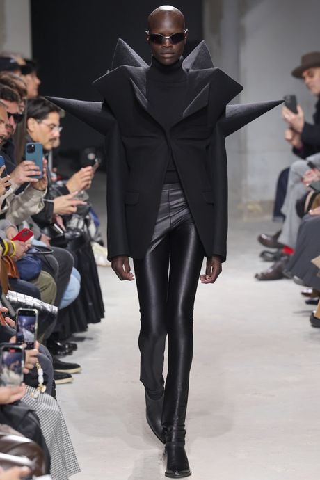 Junya Watanabe: Runway - Paris Fashion Week - Womenswear Fall/Winter 2025-2026