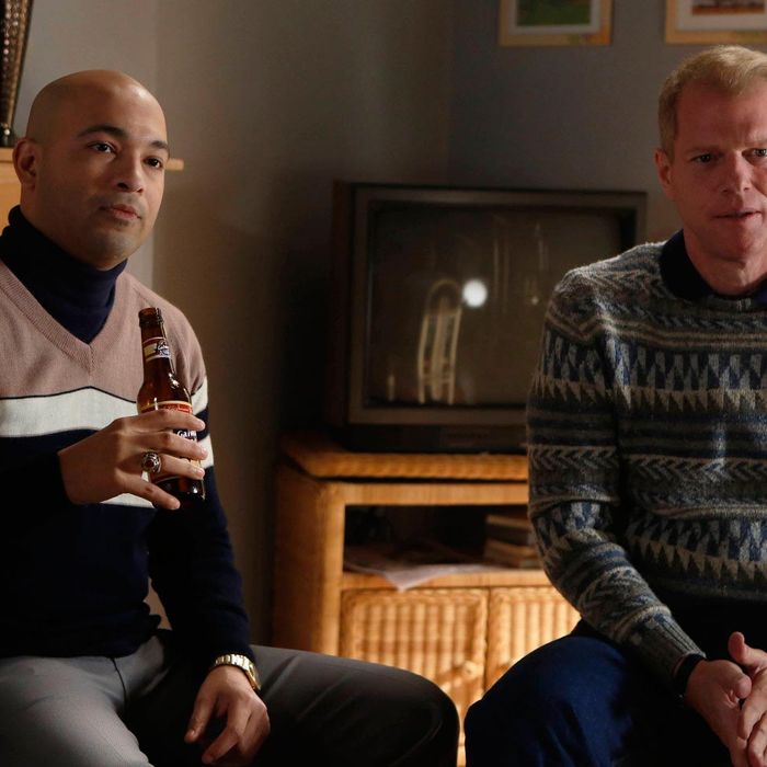 THE AMERICANS -- Safe House -- Episode 9 (Airs Wednesday, April 3, 10:00 pm e/p) -- Pictured: (L-R) Maximiliano Hernandez as FBI Agent Chris Amador, Noah Emmerich as FBI Agent Stan Beeman .