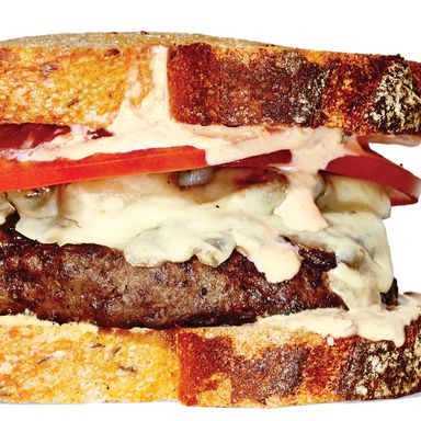 Parm 's的肉饼融化店(Patty Melt)，售价25美元(约合人民币535元)。他们用牛肉做肉饼融化店的牛肉，放在了以前没有肉饼融化牛肉去过的地方:拉菲达(LaFrieda)的肉柜里，在那里存放了60天。旁边还有美味的土豆泥。