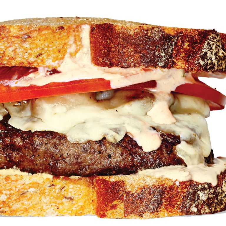 Parm 's的肉饼融化店(Patty Melt)，售价25美元(约合人民币535元)。他们用牛肉做肉饼融化店的牛肉，放在了以前没有肉饼融化牛肉去过的地方:拉菲达(LaFrieda)的肉柜里，在那里存放了60天。旁边还有美味的土豆泥。