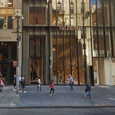 Man Sets Muslim Woman’s Blouse on Fire on Fifth Avenue