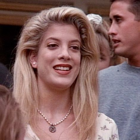 Tori Spelling On The th Anniversary Of s Donna Martin Graduates Episode