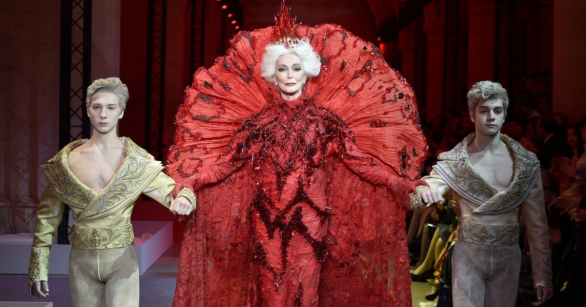 guo pei red dress This video focuses on the Red Goddess gown from the Chinese haute couture  designer, Guo Pei. This gown was specially designed by Guo Pei for the  final runway appearance of 87 year-old supermodel