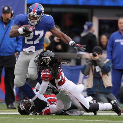 Brandon Jacobs #27 of the New York Giants runs for 34-yards in the second quarter against James Sanders #36 of the Atlanta Falcons.