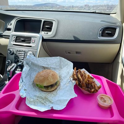 This Steering Wheel Tray Lets You Eat Comfortably in Your Car as Soon as  You Get Your Food