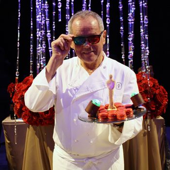 Puck shows off the 3-D dessert he'll serve at this year's Oscars.