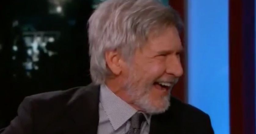 ねえ、見て、ここにとても幸せなハリソン・フォードがハン・ソロとインディアナ・ジョーンズの質問を避けて楽しい時間を過ごしています