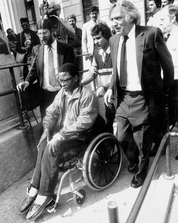 Darrell Cabey sale del tribunal del condado del Bronx con abogados