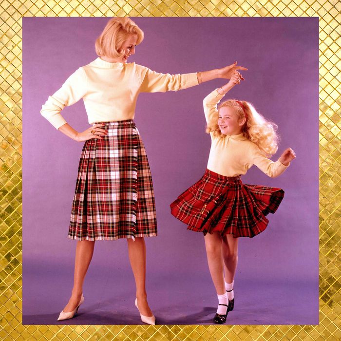 what goes with red plaid skirt