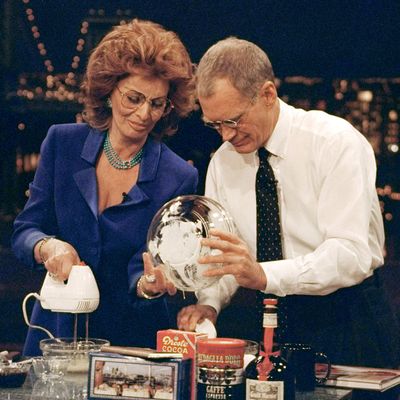 Dave bakes a delicious tiramisu with Sophia Loren on the Late Show with David Letterman, January 27, 1999 on the CBS Television Network. This photo is provided by CBS from the Late Show with David Letterman photo archive. Photo: Alan Singer/CBS ???1999 CBS Broadcasting Inc. All Rights Reserved