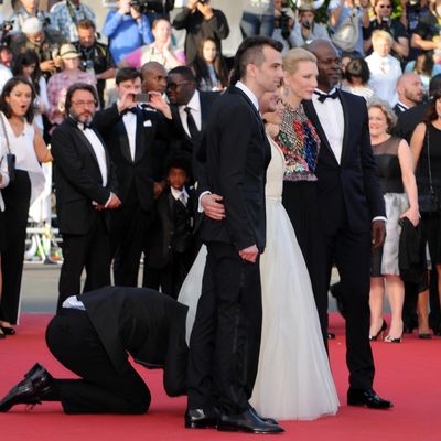 CANNES, FRANCE - MAY 16: A man invades the Red Carpet as Jay Baruchel, Kit Harington, America Ferrera, Cate Blanchett and Djimon Hounsou pose at the 'How To Train Your Dragon 2' premiere during the 67th Annual Cannes Film Festival on May 16, 2014 in Cannes, France.(Photo by Traverso/L'Oreal/Getty Images)