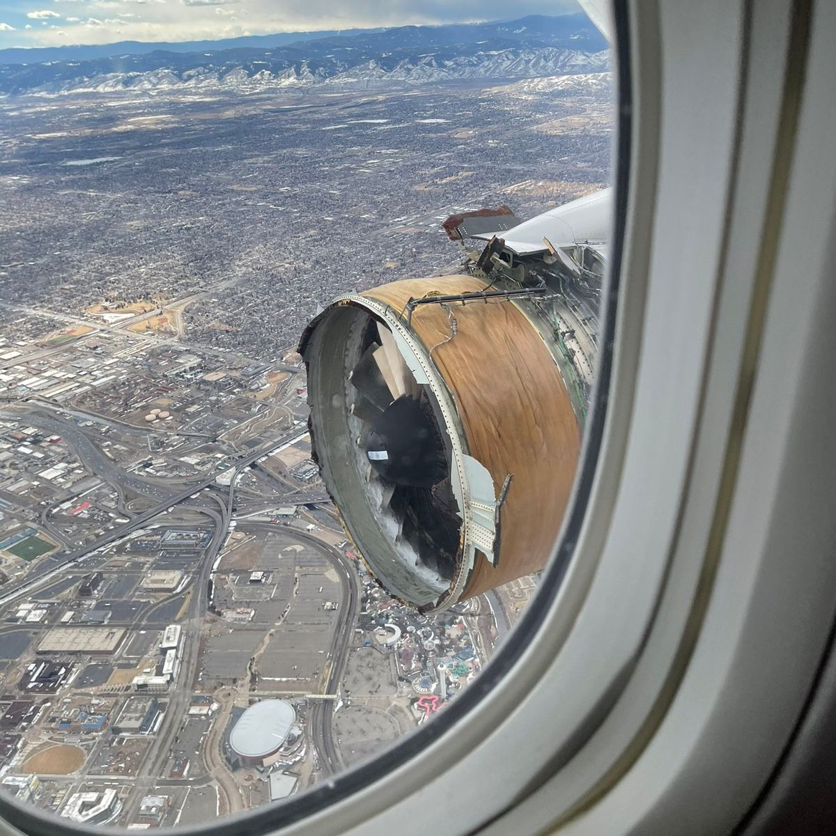 Ua328 Ancient Boeing 777 Strews Debris Over Colorado