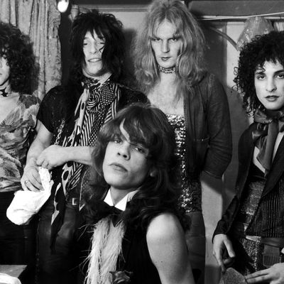 Influential American glam rock band the New York Dolls in their dressing room, 30th October 1972. Standing, left to right: Jerry Nolan, Johnny Thunders, Killer Kane and Sylvain Sylvain. Seated: singer David Johannson. (Photo by P. Felix/Daily Express/Hulton Archive/Getty Images)