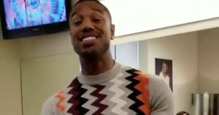 邁克爾·B·喬丹 (Michael B. Jordan) 是否必須繼續購買毛衣，因為他的手臂會毀壞每一件毛衣？