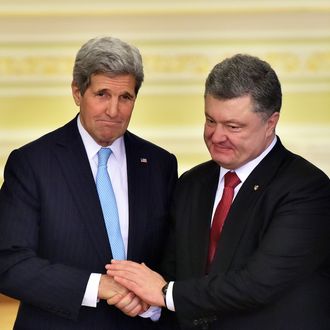 US Secretary of State John Kerry shakes hands with Ukrainian President Petro Poroshenko after a press conference following a bilateral meeting in Kiev, on February 5, 2015. 