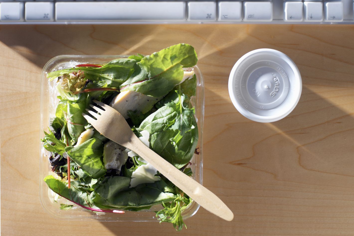 A meal plan for a week. Bowl with vegetable salad in the workplace near the  computer. Lunch in the office during a break between work Stock Photo -  Alamy