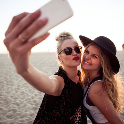 The 13 Selfie Poses All Internet Cool Girls Have Already Mastered