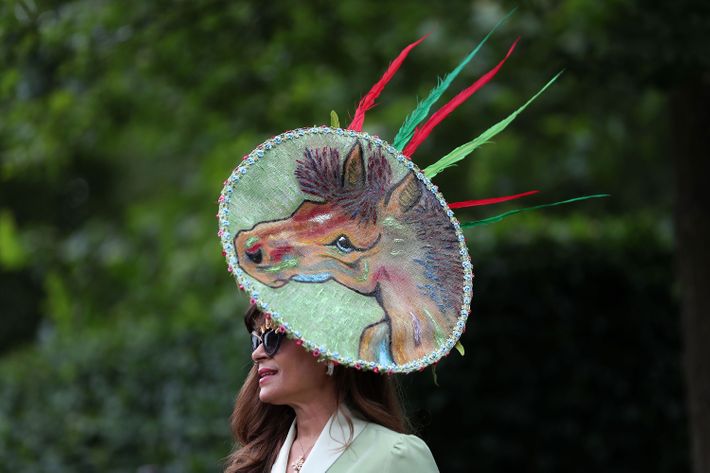 Women's hats deals for the races