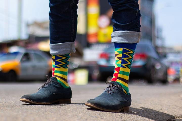 девушки в носочках. носки поверх обуви. обувь и носки мода 2023. носки поверх обуви. сноубордические носки поверх или под.