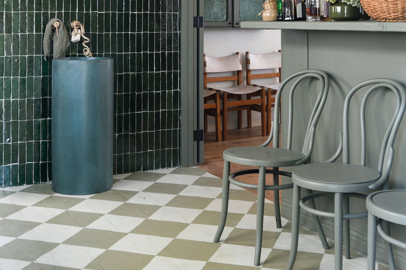 https://pyxis.nymag.com/v1/imgs/896/45d/055dfe93d00ba872dc16ca3fdd3da22ec0-classic-checkerboard-floors.2x.rhorizontal.w700.jpg