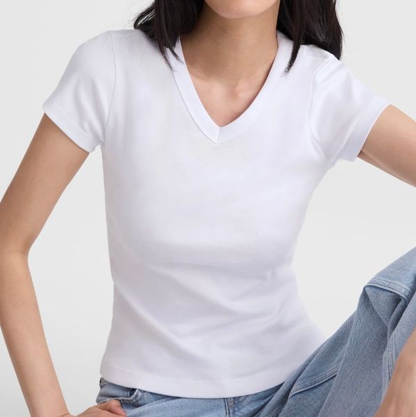 Madewell The '90s V-Neck Baby Tee in Compact Cotton