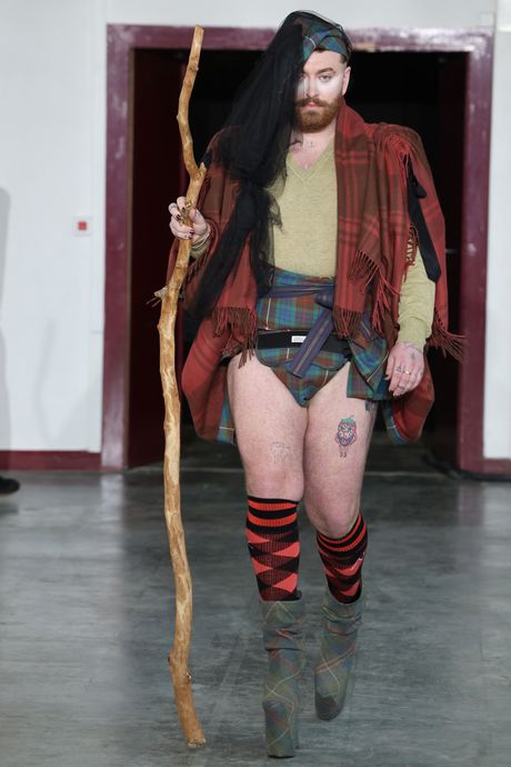 Vivienne Westwood : Runway - Paris Fashion Week - Womenswear Fall/Winter 2024-2025