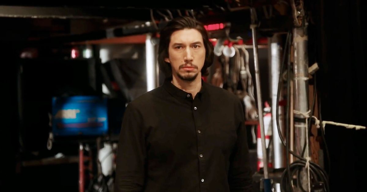 樹大小的男人 Adam Driver 用他的新舉起一棵樹週六夜現場促銷