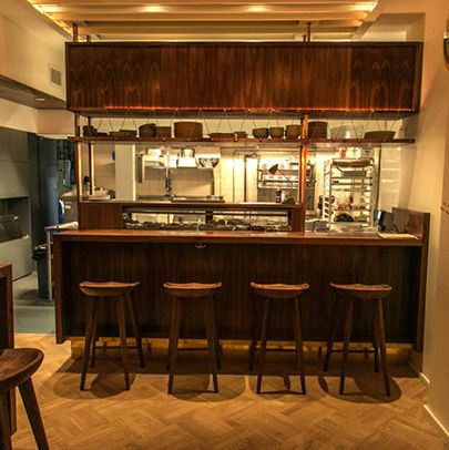 厨师柜台四人座。