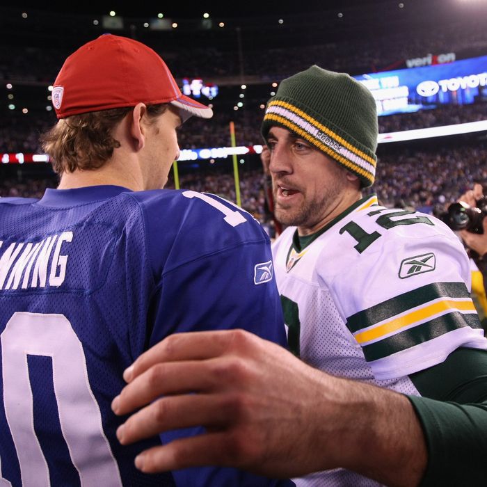 (L-R) Eli Manning #10 of the New York Giants congratulates Aaron Rodgers #12 of the Green Bay Packers.